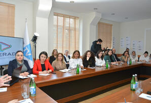 “Uğurlu kommunikasiya: səlis nitq və sərlövhə yaradıcılığı” mövzusunda təlim keçirilib - FOTOLAR 