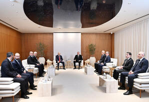 Azərbaycan Prezidenti Ermənistanın Baş naziri ilə geniş tərkibdə görüşü keçirilib