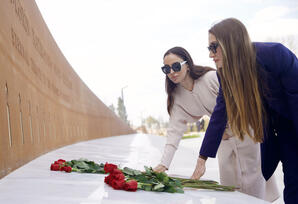 Gəncə Memorial Kompleksini və Milli Qəhrəmanın ailəsini ziyarət - FOTOLAR