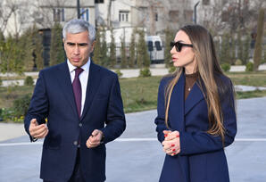 Gəncə Memorial Kompleksini və Milli Qəhrəmanın ailəsini ziyarət - FOTOLAR