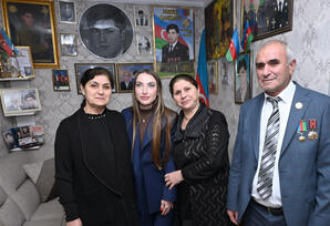 Gəncə Memorial Kompleksini və Milli Qəhrəmanın ailəsini ziyarət - FOTOLAR