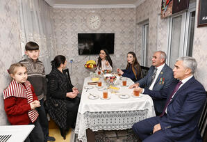 Gəncə Memorial Kompleksini və Milli Qəhrəmanın ailəsini ziyarət - FOTOLAR