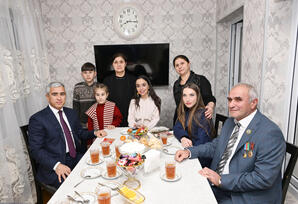 Gəncə Memorial Kompleksini və Milli Qəhrəmanın ailəsini ziyarət - FOTOLAR