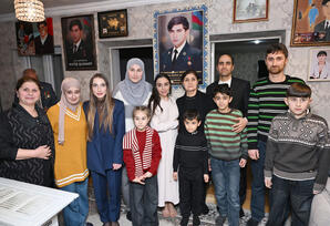 Gəncə Memorial Kompleksini və Milli Qəhrəmanın ailəsini ziyarət - FOTOLAR