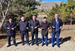 Gədəbəydə şəhidin məzarı ziyarət olunub - FOTOLAR