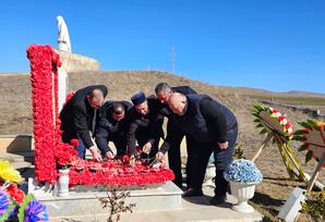 Gədəbəydə şəhidin məzarı ziyarət olunub - FOTOLAR