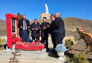 Gədəbəydə şəhidin məzarı ziyarət olunub - FOTOLAR