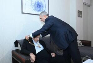 Xalq şairi Nəriman Həsənzadəyə "Heydər Əliyev" ordeni təqdim edilib - FOTOLAR