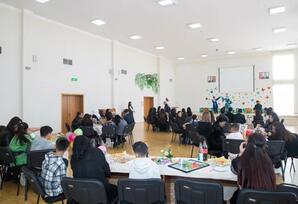 Valideyn himayəsindən məhrum 18 uşaq cəzaçəkmə müəssisəsində anaları ilə görüşüb -  FOTOLAR