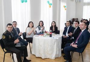 Valideyn himayəsindən məhrum 18 uşaq cəzaçəkmə müəssisəsində anaları ilə görüşüb -  FOTOLAR