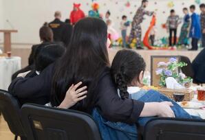 Valideyn himayəsindən məhrum 18 uşaq cəzaçəkmə müəssisəsində anaları ilə görüşüb -  FOTOLAR