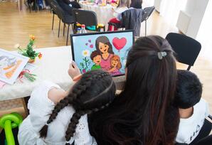 Valideyn himayəsindən məhrum 18 uşaq cəzaçəkmə müəssisəsində anaları ilə görüşüb -  FOTOLAR