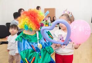 Valideyn himayəsindən məhrum 18 uşaq cəzaçəkmə müəssisəsində anaları ilə görüşüb -  FOTOLAR