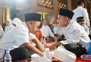 Azərbaycan səfirliyi iftar süfrəsi açıb (COPY 2026.03.09 15:38) - FOTOLAR 