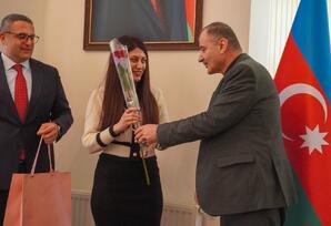 Bahar nəfəsli, çiçək qoxulu... - ŞƏRH