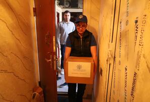 YAP Gəncə şəhər təşkilatı bayram sovqatı paylayıb FOTOLAR