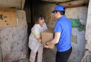 YAP Gəncə şəhər təşkilatı bayram sovqatı paylayıb FOTOLAR