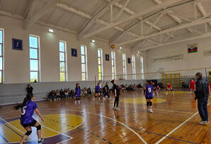 Yasamalda qızlar arasında voleybol  yarışına start verilib - FOTOLAR