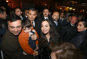 Leyla Əliyeva və Arzu Əliyeva Beynəlxalq Xalça Festivalını ziyarət ediblər - FOTOLAR