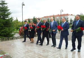 “ Dövlətçilik ənənələrinin möhkəmlənməsində Heydər Əliyevin rolu” - FOTOLAR