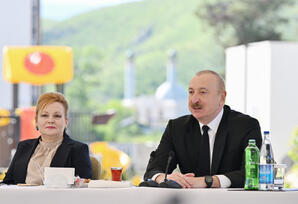 Prezident İlham Əliyev Zəngilan şəhərindəki ilk yaşayış kompleksinə köçən ailələrlə görüşüb - FOTOLAR
