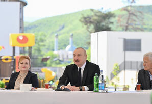 Prezident İlham Əliyev Zəngilan şəhərindəki ilk yaşayış kompleksinə köçən ailələrlə görüşüb - FOTOLAR