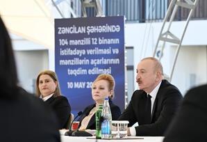 Prezident İlham Əliyev Zəngilan şəhərindəki ilk yaşayış kompleksinə köçən ailələrlə görüşüb - FOTOLAR