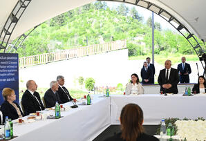 Prezident İlham Əliyev Zəngilan şəhərindəki ilk yaşayış kompleksinə köçən ailələrlə görüşüb - FOTOLAR