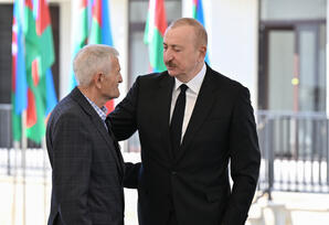 Prezident İlham Əliyev Zəngilan şəhərindəki ilk yaşayış kompleksinə köçən ailələrlə görüşüb - FOTOLAR