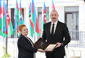 Prezident İlham Əliyev Zəngilan şəhərindəki ilk yaşayış kompleksinə köçən ailələrlə görüşüb - FOTOLAR