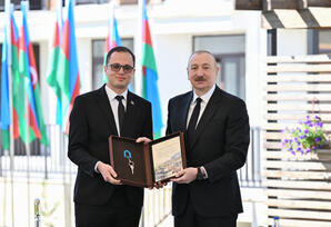 Prezident İlham Əliyev Zəngilan şəhərindəki ilk yaşayış kompleksinə köçən ailələrlə görüşüb - FOTOLAR
