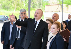 Prezident İlham Əliyev Zəngilan şəhərindəki ilk yaşayış kompleksinə köçən ailələrlə görüşüb - FOTOLAR
