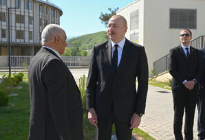 Prezident İlham Əliyev Zəngilan şəhərindəki ilk yaşayış kompleksinə köçən ailələrlə görüşüb - FOTOLAR