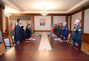 Müdafiə naziri Milli qəhrəmanların ailələlərinə medallar təqdim edib