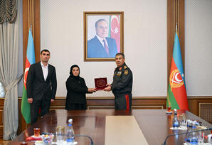 Müdafiə naziri Milli qəhrəmanların ailələlərinə medallar təqdim edib