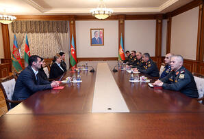 Müdafiə naziri Milli qəhrəmanların ailələlərinə medallar təqdim edib