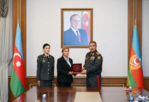 Müdafiə naziri Milli qəhrəmanların ailələlərinə medallar təqdim edib