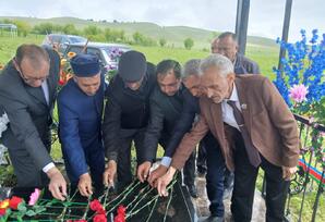 Şəhidin məzarı ziyarət edilərək xatirəsi ehtiramla anıldı - FOTO
