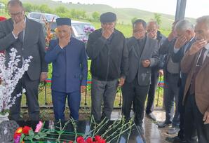 Şəhidin məzarı ziyarət edilərək xatirəsi ehtiramla anıldı - FOTO