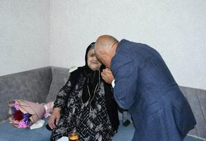 Masallıda şəhid anası doğum günü münasibətilə evində ziyarət edilib - FOTO