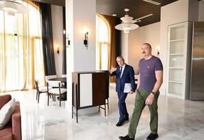 İlham Əliyev Şuşanın Qarabağ küçəsində dövlət-özəl tərəfdaşlığı çərçivəsində həyata keçirilmiş işlərlə tanış olub