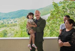 İlham Əliyev Şuşanın Kiçik Qaladərəsi kəndində görülən işlərlə tanış olub və kəndə qayıdan sakinlərlə görüşüb - FOTOLAR 