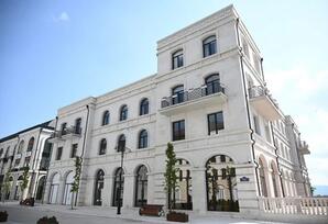 İlham Əliyev Şuşanın Qarabağ küçəsində dövlət-özəl tərəfdaşlığı çərçivəsində həyata keçirilmiş işlərlə tanış olub