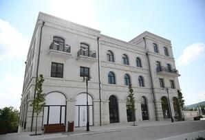İlham Əliyev Şuşanın Qarabağ küçəsində dövlət-özəl tərəfdaşlığı çərçivəsində həyata keçirilmiş işlərlə tanış olub