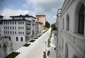 İlham Əliyev Şuşanın Qarabağ küçəsində dövlət-özəl tərəfdaşlığı çərçivəsində həyata keçirilmiş işlərlə tanış olub