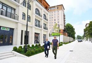 İlham Əliyev Şuşanın Qarabağ küçəsində dövlət-özəl tərəfdaşlığı çərçivəsində həyata keçirilmiş işlərlə tanış olub