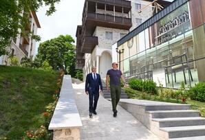 İlham Əliyev Şuşanın Qarabağ küçəsində dövlət-özəl tərəfdaşlığı çərçivəsində həyata keçirilmiş işlərlə tanış olub