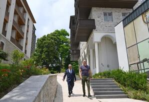 İlham Əliyev Şuşanın Qarabağ küçəsində dövlət-özəl tərəfdaşlığı çərçivəsində həyata keçirilmiş işlərlə tanış olub