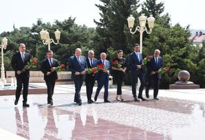 “Ulu Öndər Heydər Əliyev yolu: müstəqilliyin, Zəfərin və Böyük Qayıdışın təməli” - FOTOLAR