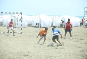 Dəniz sahilində çimərlik futbolu - FOTO